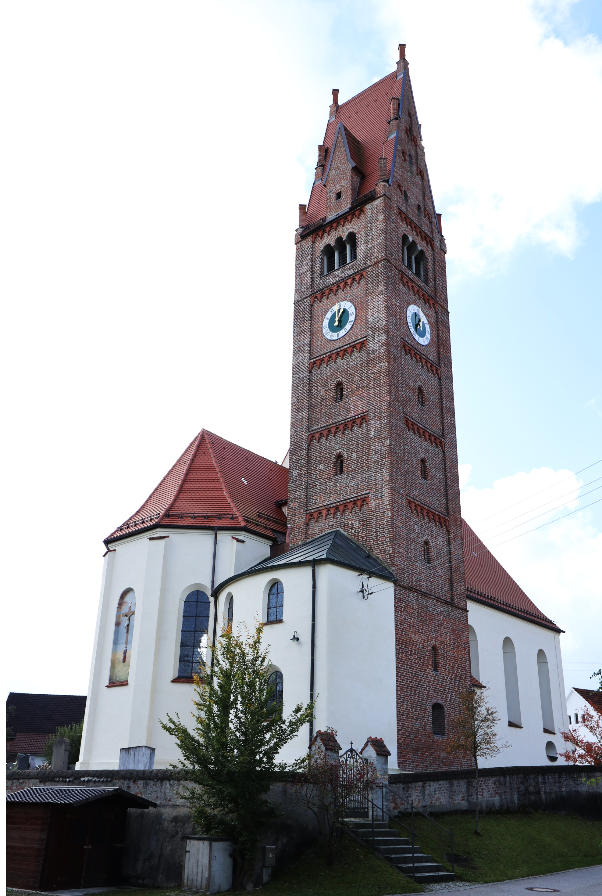 Außenansicht der Pfarrkirche in Walkertshofen
