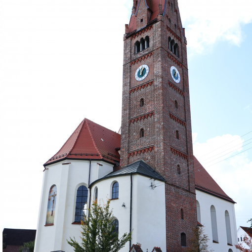 Außenansicht der Pfarrkirche in Walkertshofen