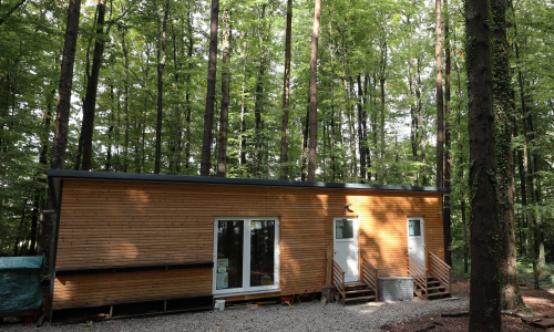 Frontansicht des Waldkindergartens in Großaitingen