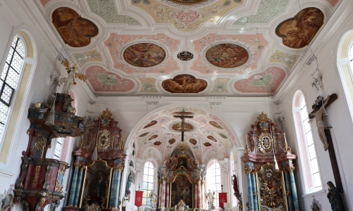 Innenansicht der Pfarrkirche in Walkertshofen