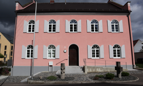 Weitere Außenansicht des Büros der Pfarreiengemeinschaft in Bobingen